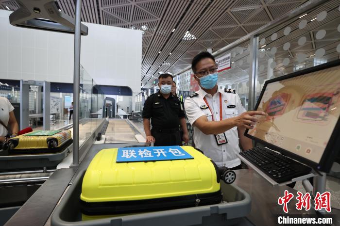 6月25日，在?？诿捞m國際機(jī)場T2航站樓，工作人員對完成改造的設(shè)備進(jìn)行模擬測試?！∈Y啟明 攝