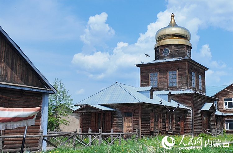 頗具特色的“木刻楞”房屋。人民網(wǎng)記者 齊浩男攝