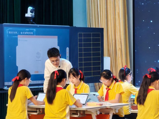 重慶科學(xué)城樹人思賢小學(xué)校教師執(zhí)教“S2C”示范課。