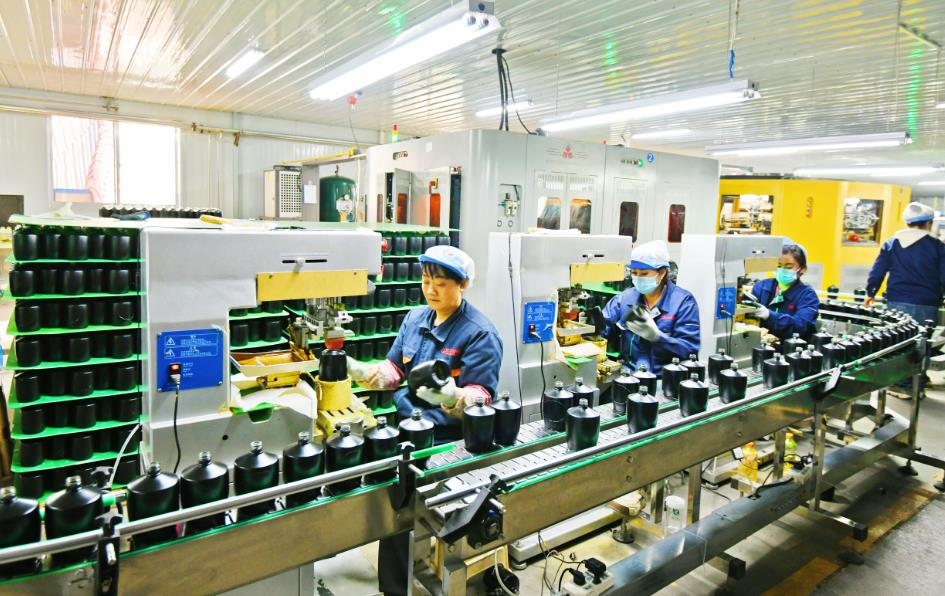 觀宇玻璃制品生產(chǎn)車間。圖片由汾陽(yáng)市對(duì)外交流服務(wù)中心提供