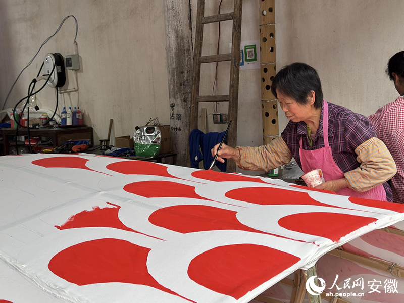 瞻淇村內(nèi)大多數(shù)村民都掌握制作魚(yú)燈的絕活。人民網(wǎng)記者 胡雨松攝