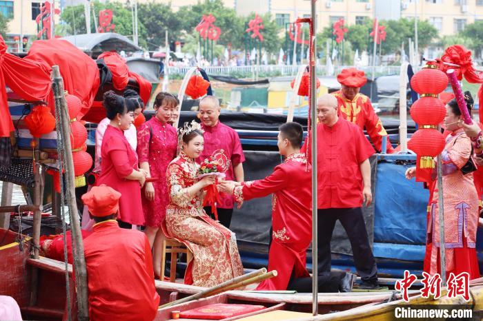 連家船民婚俗秀之迎親禮和成親禮?！×珠派?攝