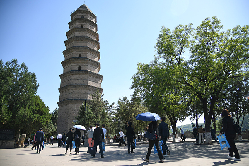 圖為2024年5月7日，游客在延安寶塔山參觀。 新華社記者 張博文 攝