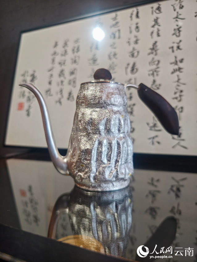 李杰加工制作的銀壺。人民網(wǎng)記者 符皓攝