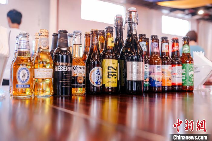 莆田基地主要生產(chǎn)全球旗艦品牌百威、科羅娜、貝克等啤酒，并生產(chǎn)雪津啤酒、雪山啤酒、藍(lán)妹啤酒等。　李南軒 攝