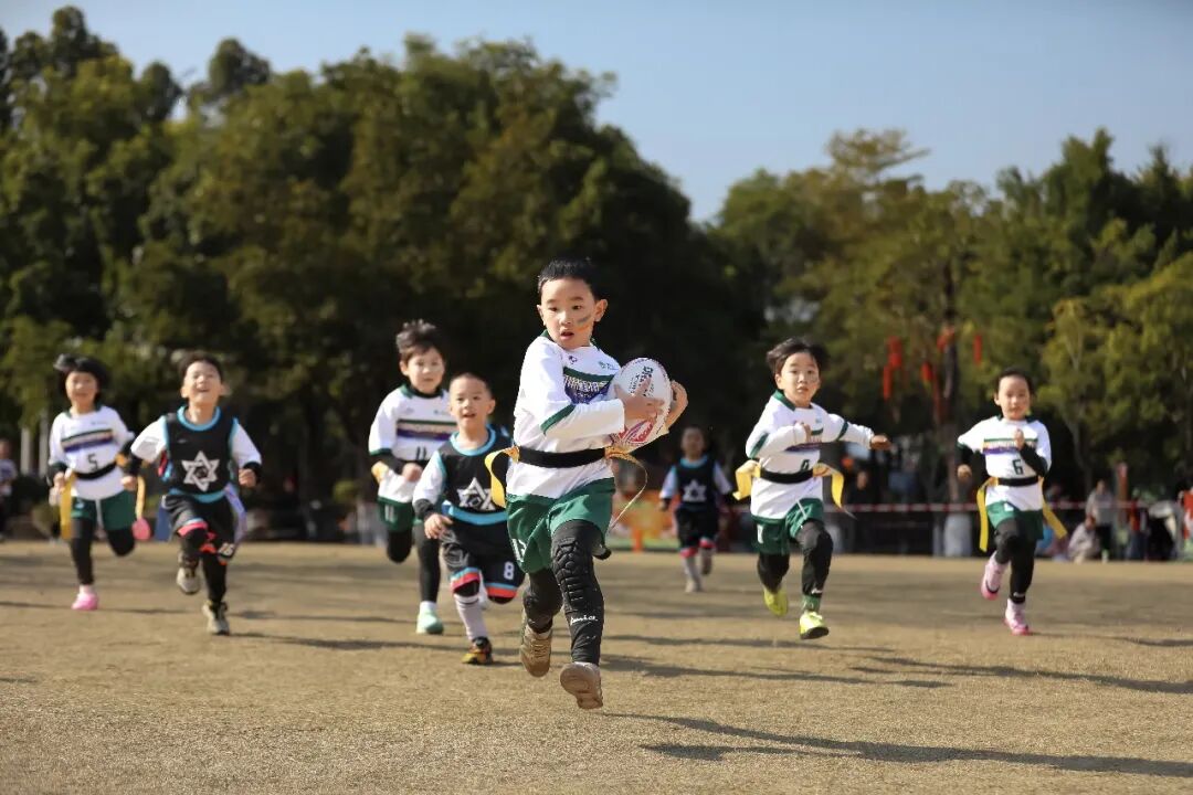 福建省福州市兒童公園，幼兒組隊(duì)員正在進(jìn)行橄欖球比賽。謝貴明攝（人民視覺）