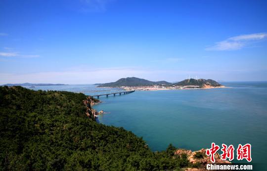 煙臺環(huán)境優(yōu)美、氣候宜人，遍布的海水浴場、濱海觀光景點為游艇帆船產業(yè)發(fā)展創(chuàng)造了條件。(資料圖) 楊兵 攝