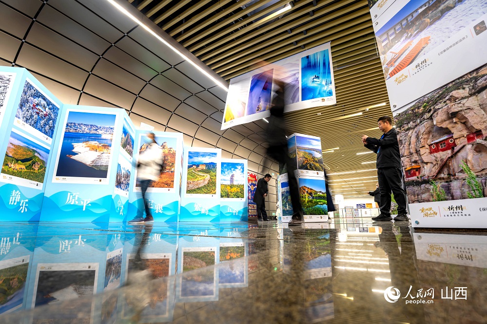 觀眾正在欣賞攝影作品。