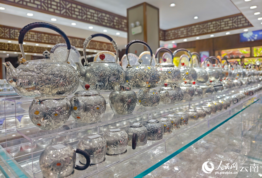 新華村一家銀器店里的各類銀器。人民網(wǎng)記者 符皓攝